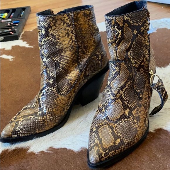 🔥 Trendy &other stories snakeskin python bootie - Picture 1 of 11